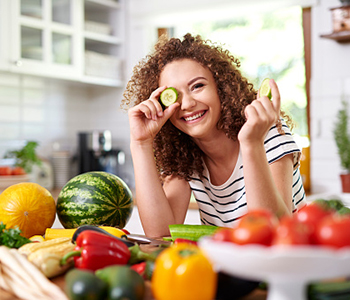 ベジタリアンを楽しむ女性