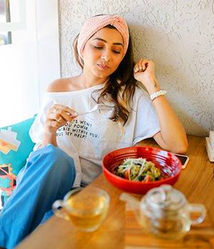 安心して食事を楽しむ女性